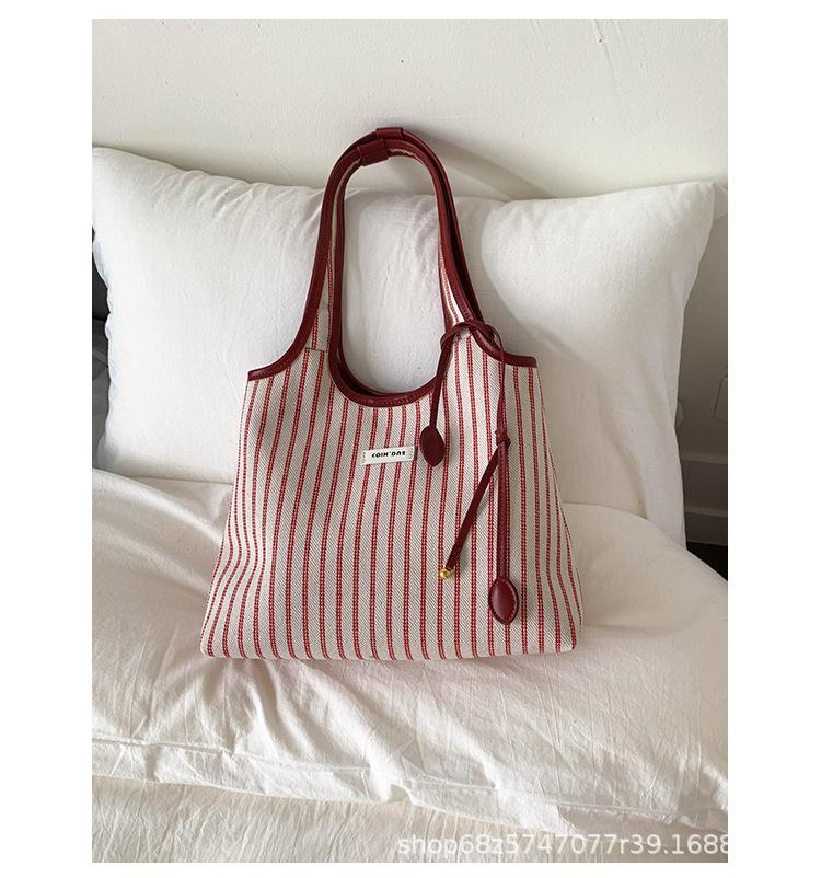 

Korean niche canvas bag women s 2025 new trendy college style tote bag simple and large-capacity commuter shoulder bag красный