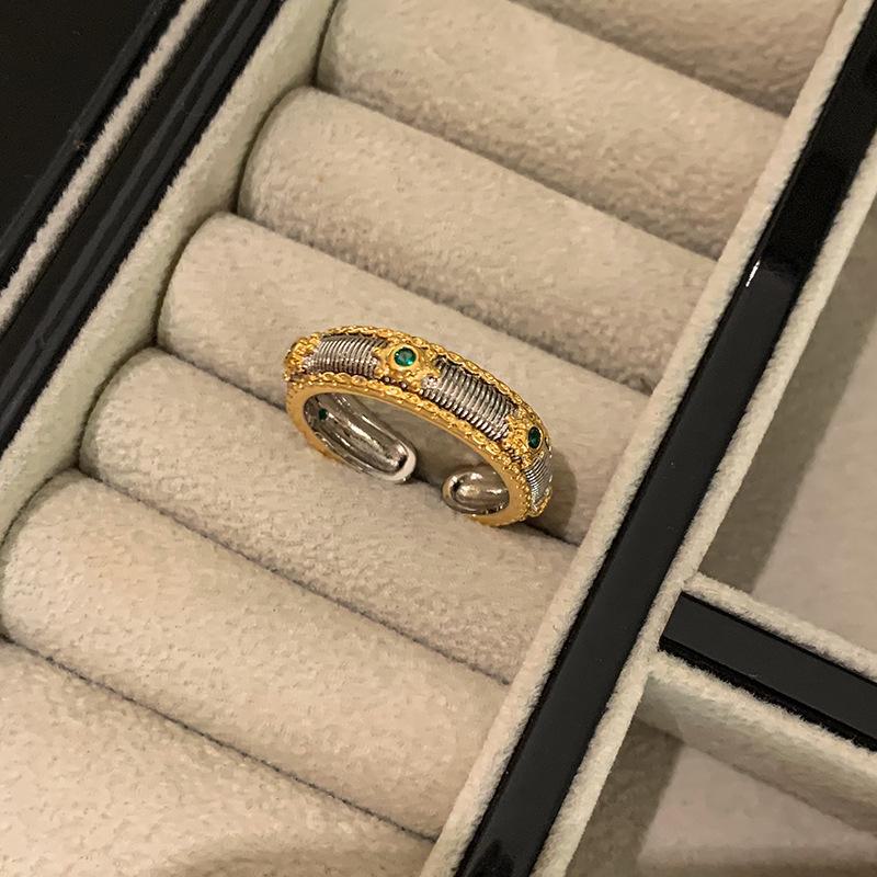 Elegant Emerald Zircon Retro Bracelet: Exquisite Light Luxury for Women