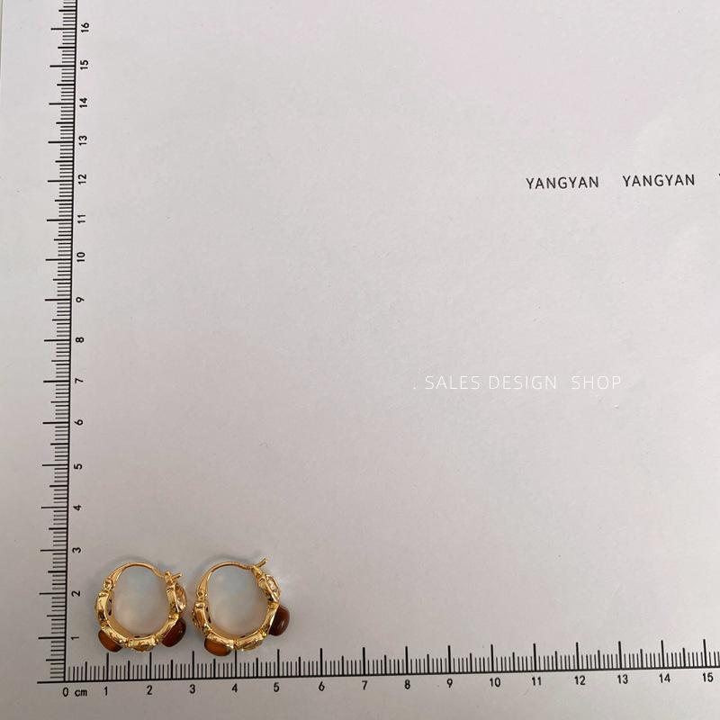 French Retro Tiger's Eye Crystal Round Earrings: Autumn/Winter Gold-Plated Copper Hoops for Women