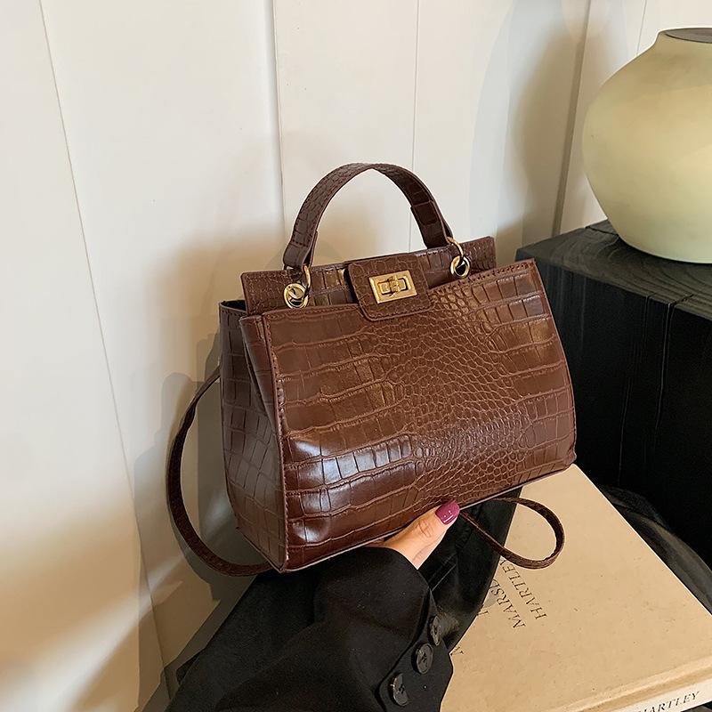2025 new crocodile pattern fashion casual large capacity retro feeling popular lock portable shoulder messenger women's bag