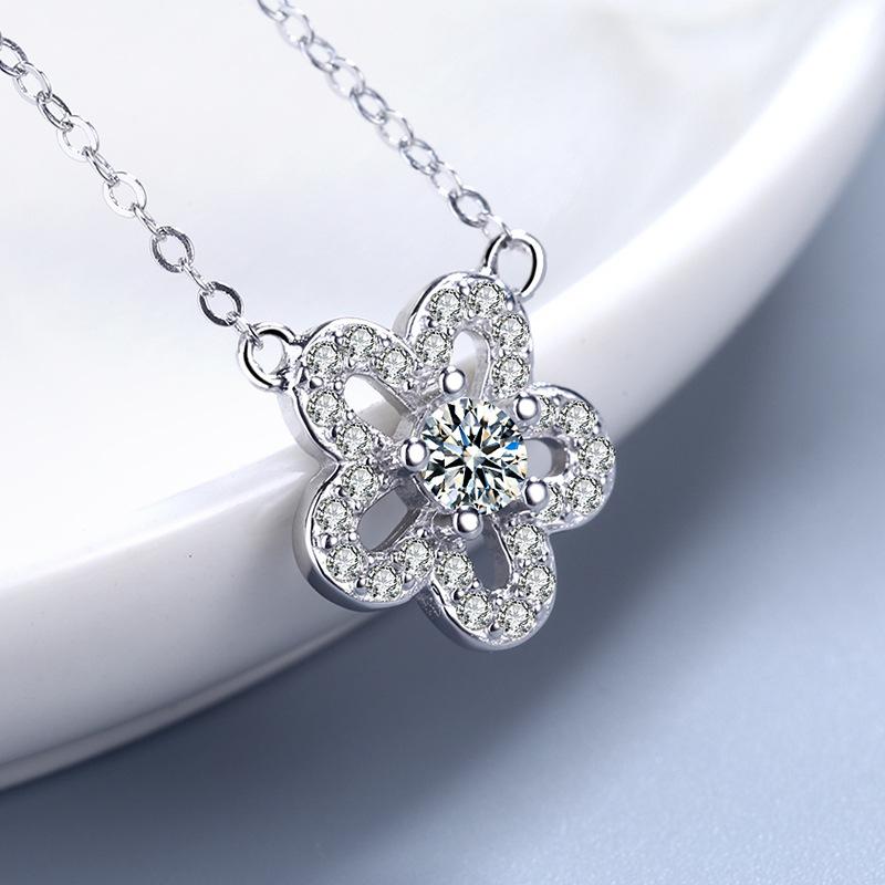 Naszyjnik na obojczyk ze srebra próby 925 z diamentami i pięciopłatkowym kwiatem w kształcie śliwki