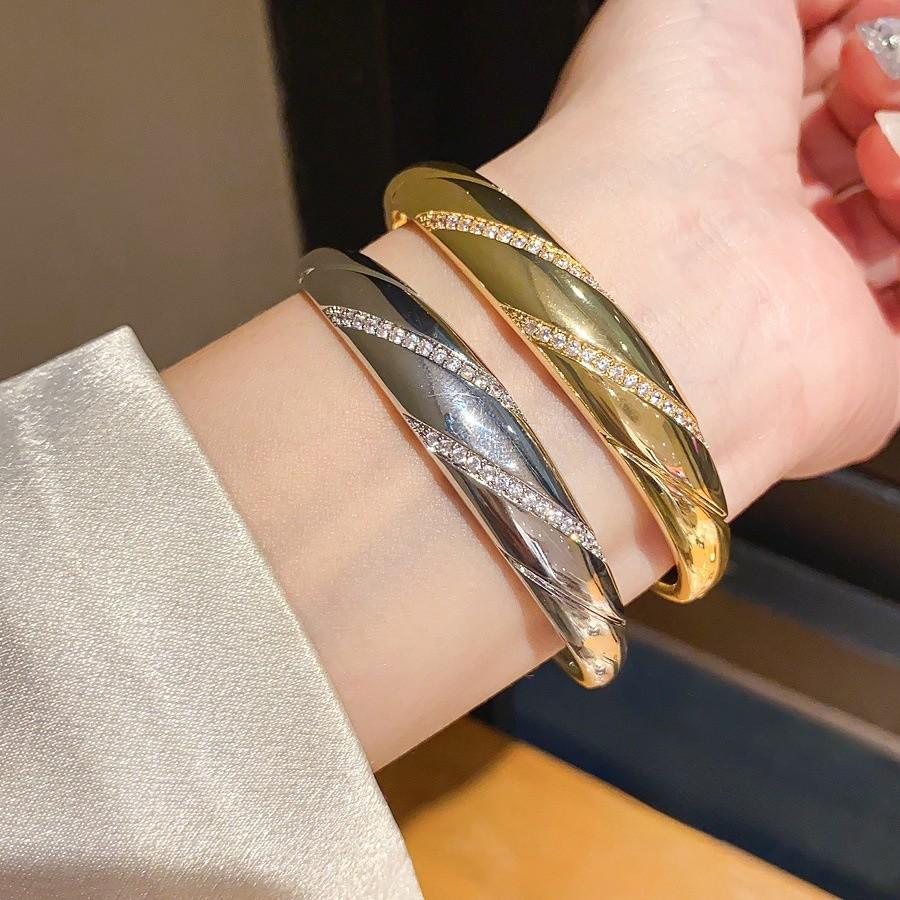 Bracciale Geometrico in Argento con Zirconi e Placcatura in Oro 18k per Donne Eleganti