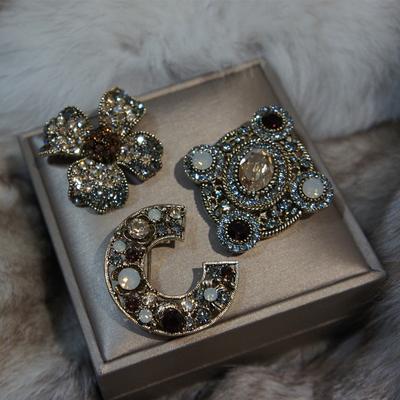 Broche de pérola geométrica de nicho retrô feminino, alto senso de luz, luxo, personalizado, moda, broche, acessórios para casaco