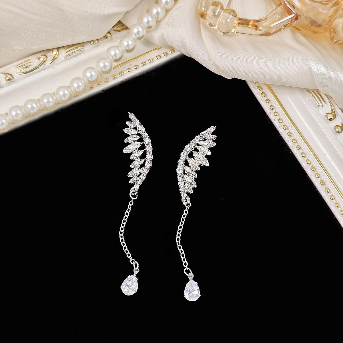 

Стильные серьги-крылья с микровставками и первоклассным ощущением серебряный