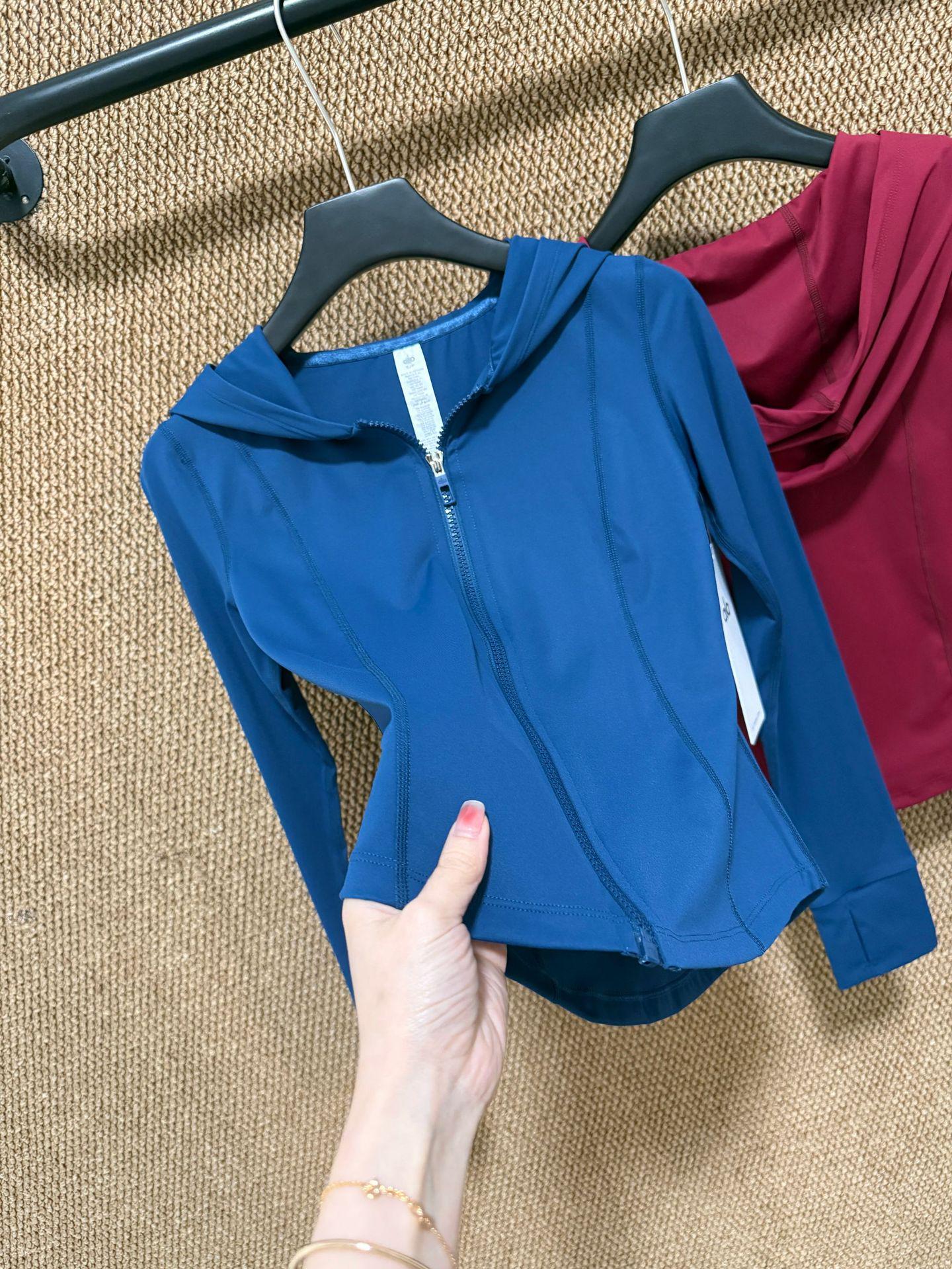 Alo Yoga Women s 2025 Hooded Slimming Quick-Dry Jacket S (90-105 lbs) темно-синий