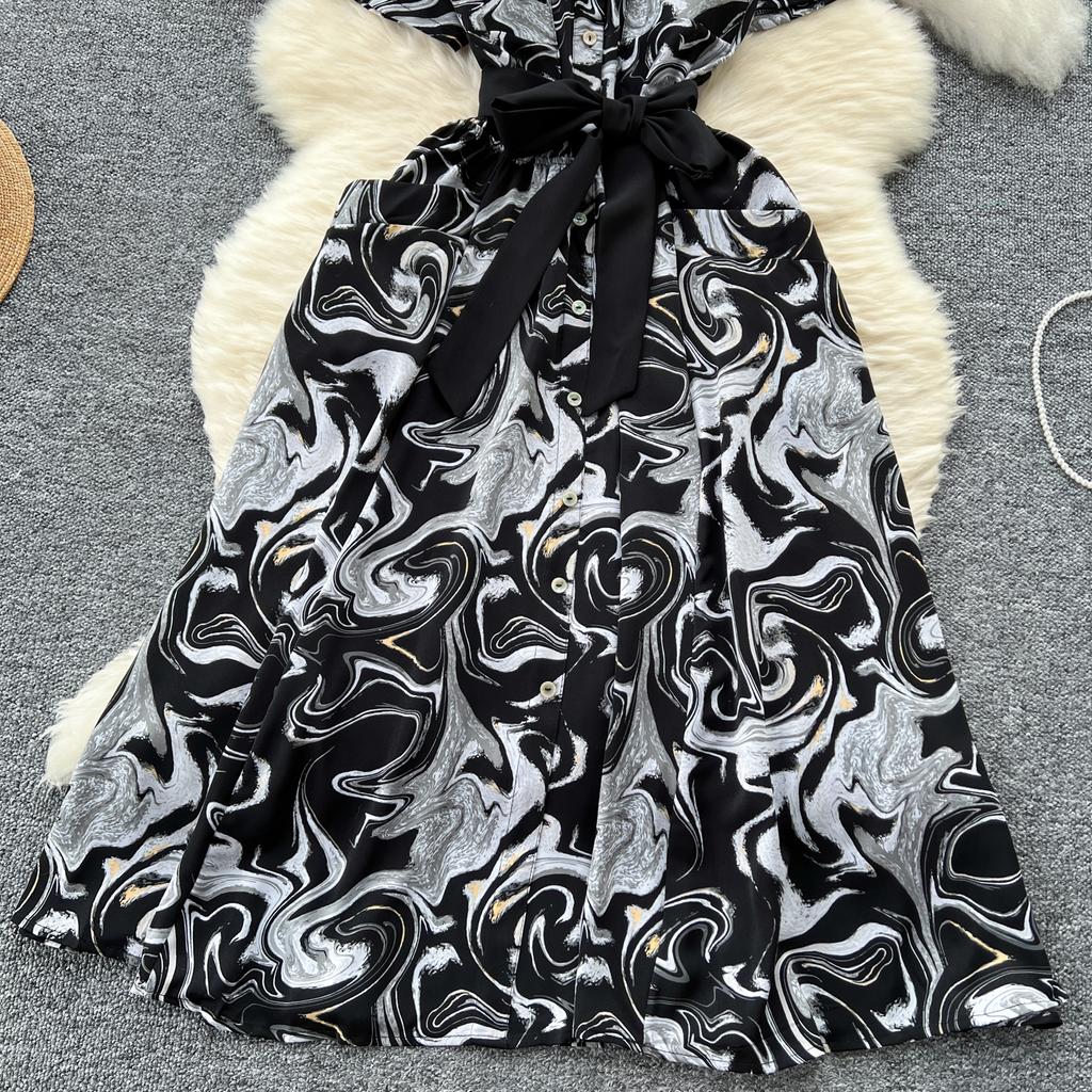 Letní dámské tištěné midi šaty s vintage výstřihem do V, krátkým rukávem a vysokým pasem, áčkové, jednořadé, ležérní šněrovací šaty