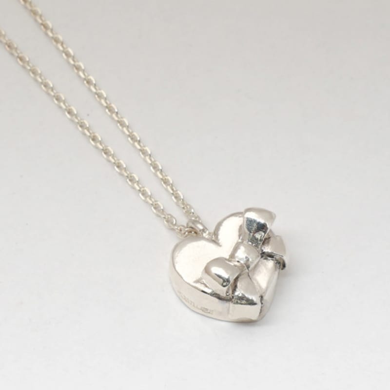 

POSTLUDE [SILVER] CAKE HEART W RIBBON P N single type