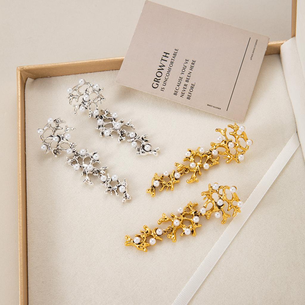 Exaggerated and Elegant Metal Earrings Long Irregular Ear Decorations with Advanced Sensation