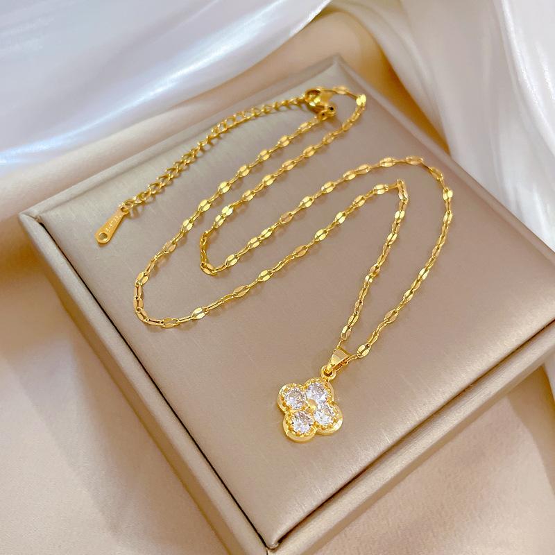 Four-Leaf Flower Light Luxury Banquet Wedding Necklace Women'S Versatile Collarbone Chain Titanium Steel Chain