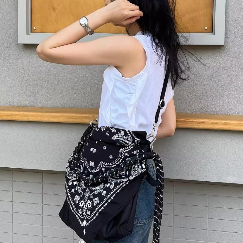 Ta torba crossbody to wszechstronna i modna damska torba podróżna o dużej pojemności i z motywem kwiatu nerkowca.