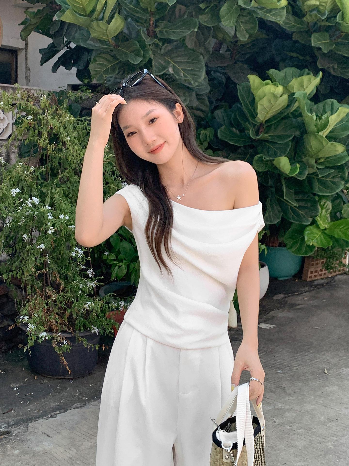 

White irregular one-word off-the-shoulder short-sleeved T-shirt for women s summer super good-looking ootd slim-fitting diagonal shoulder top S белый