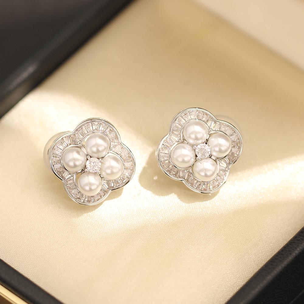 The new elegant and exquisite diamond-encrusted pearl four-leaf clover earrings are versatile and have no ear holes, ear clips, women's earrings, mixe
