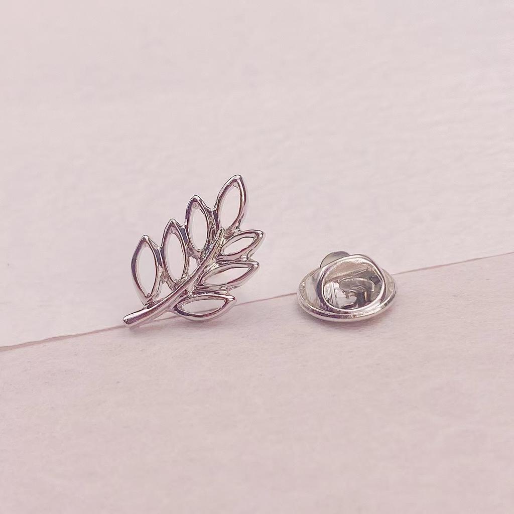 Personality Hollow Metal Brooch Anti Exposure V-neck Buckles Accessories Versatile Small Brooch Pin Coat Buttons Ornaments Gifts