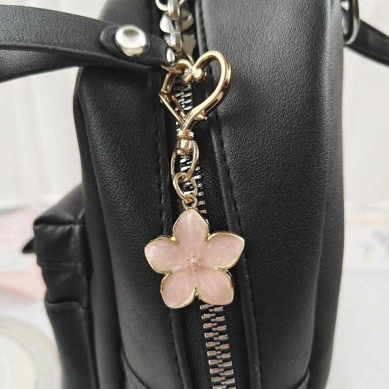 1 Stück Metall Schlüsselanhänger in Sakura-Blütenform mit leichtem, fließendem Sakura-Design und ID-Anhänger, geeignet für Taschen, Autos, Paare und als Weihnachtsgeschenk, Geldbörse