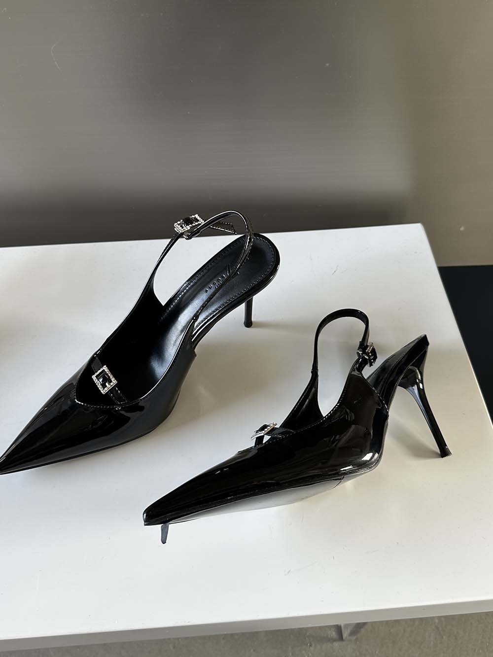 

Модные женские босоножки из лакированной кожи с острым носком, черные, белые, серебристые, летние туфли на тонком высоком каблуке, с ремешком сзади, размер 35-39 5.5 чёрный