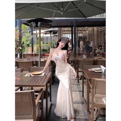 Vestido de Malha Bordado com Flores Estilo Férias Qiaoke Girl Vestido Longo de Verão Casual Chic de Alças Rabo de Peixe Feminino