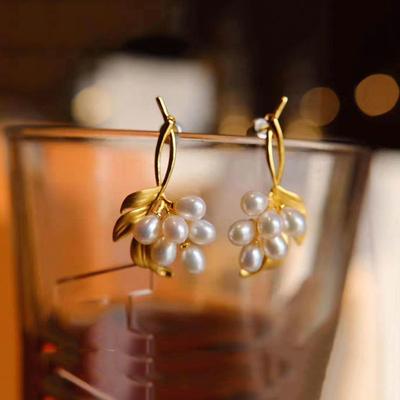 Neue originelle Herbstblattform Perle einfache lange Ohrringe Luxus Temperament hochwertiger exquisiter Damenschmuck