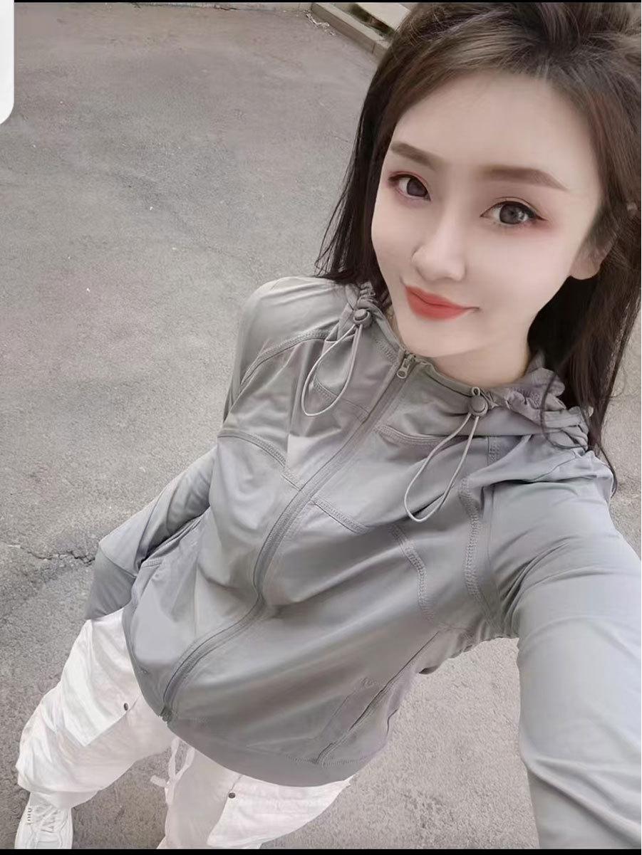 

Женская куртка с капюшоном для защиты от солнца в европейском дизайне: Стильная, Спортивная, Быстросохнущая, Омолаживающая летняя кофта на молнии. XL серый