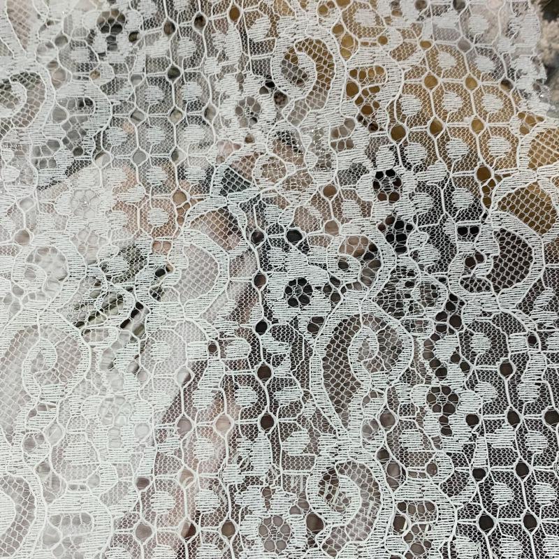 Tejido de encaje de poliéster no elástico de malla jacquard plateada para ropa de mujer y niños.
