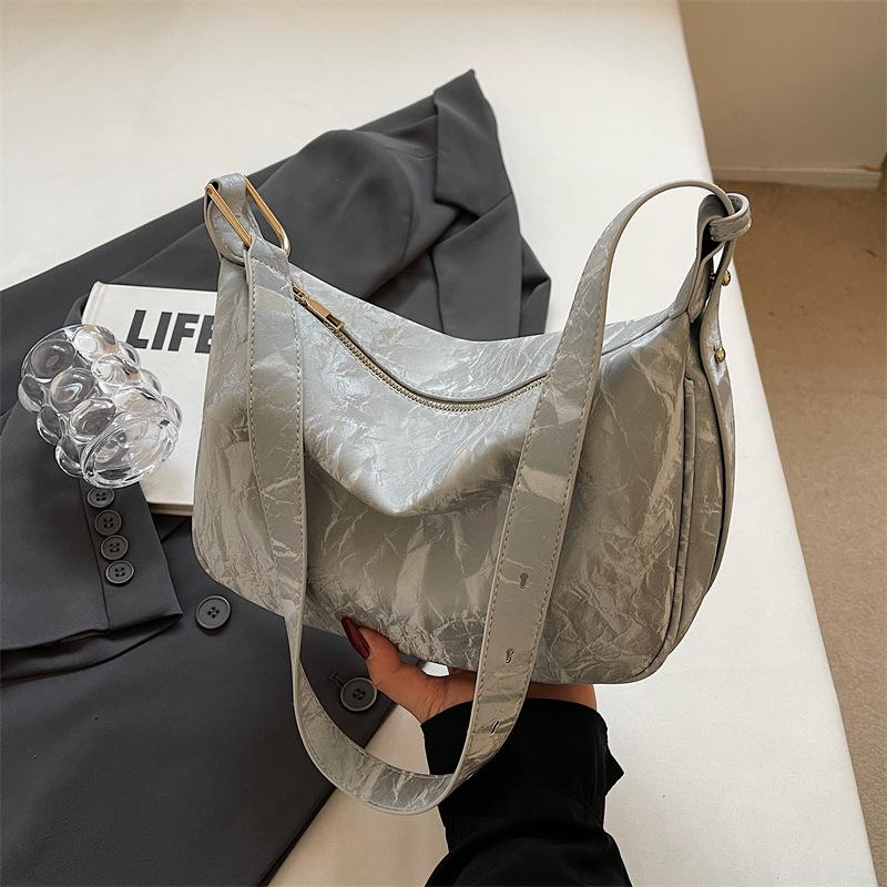 

2024 Новая сумка-мессенджер большой вместимости Весна и лето Универсальная повседневная сумка подмышку Милый брелок Модная наплечная женская сумка 26*10*19 серебряный