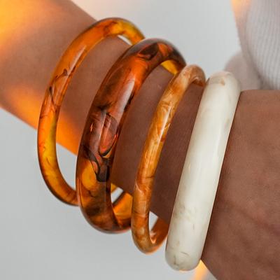 4-teiliges Harz-Armreif-Set für Damen, Mode, Bernstein-Acryl-Armband, Trendiges stapelbares Manschetten-Armband, Boho-Schmuck für Party und tägliches Tragen