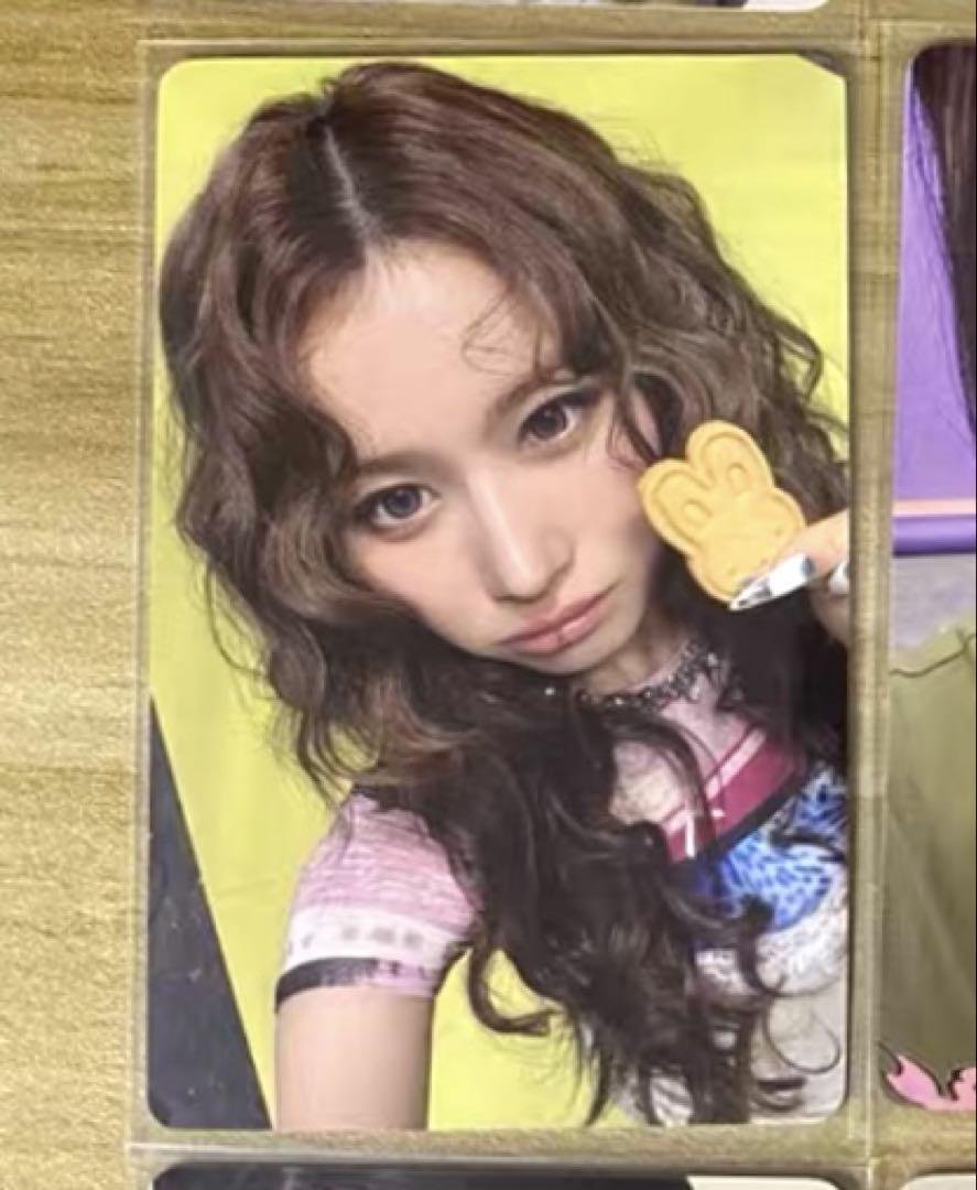 

[USED] TWICE Sana THISISFOR yizhiyu yzy limited edition trading card