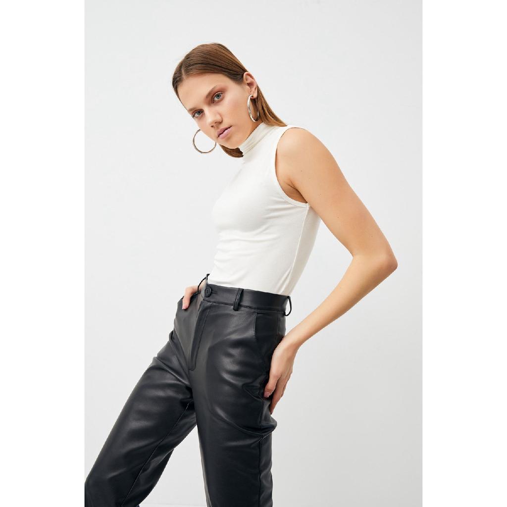 Dámské bílé tělo bez rukávů