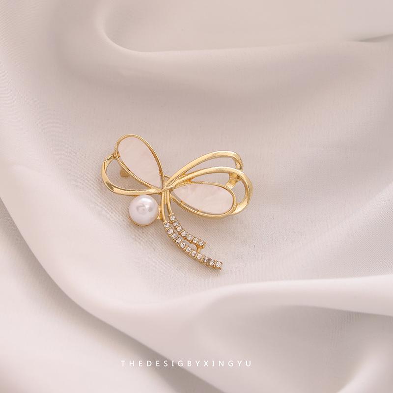 Broche Elegante de Pérola Dourada e Espiga de Trigo: Acessório Versátil e de Alta Qualidade para Mulheres