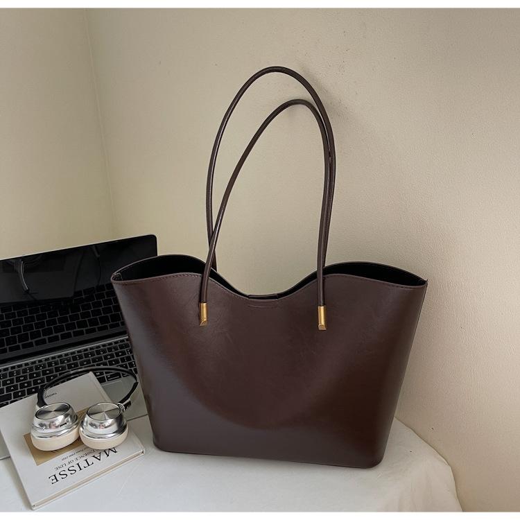 

Large-capacity bag women s retro versatile 2025 new casual popular texture this year shoulder bag commuter tote bag