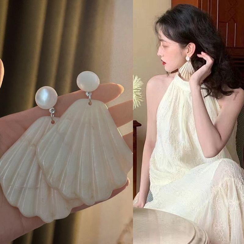 

French Style Vintage Pearl Stud Earrings Light Luxury Minority Fancy Holiday Feeling Shell Earrings Asymmetrical Retro Ear Clip [Milk White] fan shell earrings a pair