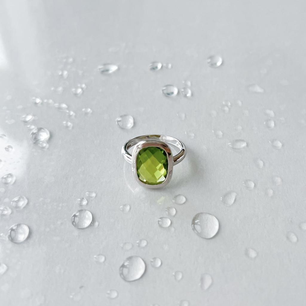 Серебряное кольцо с хризолітом 6.933ct, вес изделия 4,06 гр (2150701)
