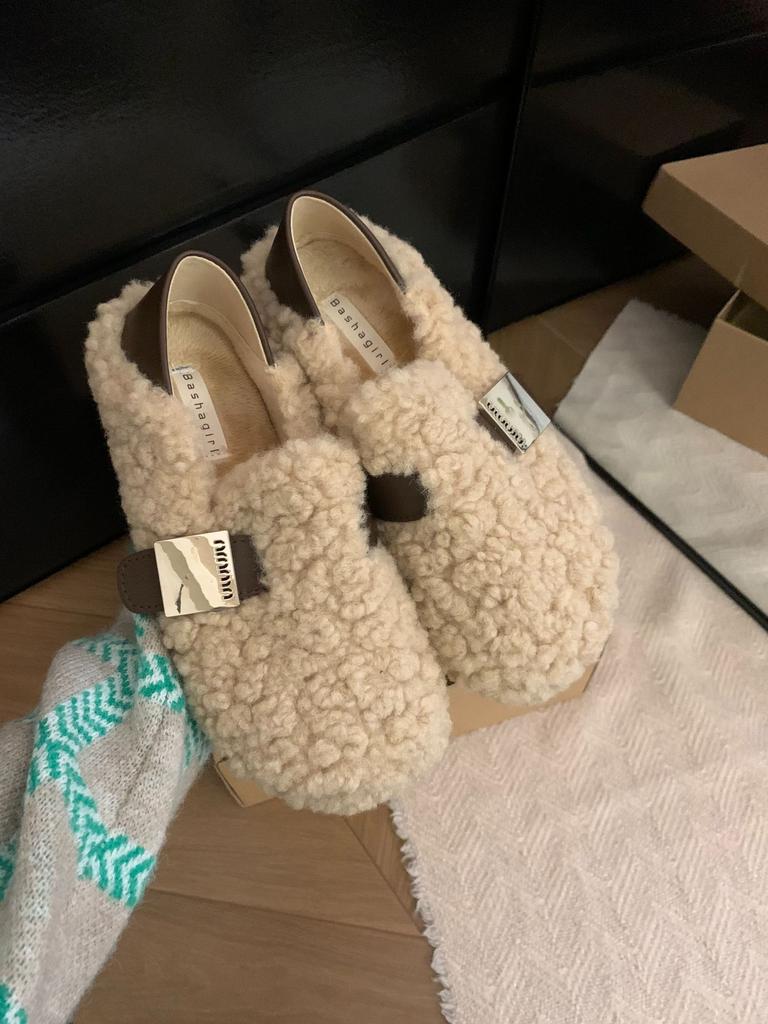 In the Autumn and Winter of 2026, the New Loafers Are Women's Warm and Plush Lamb Wool Shoes, and the Fairy Can Step On the Heel Belt Buckle Beans.