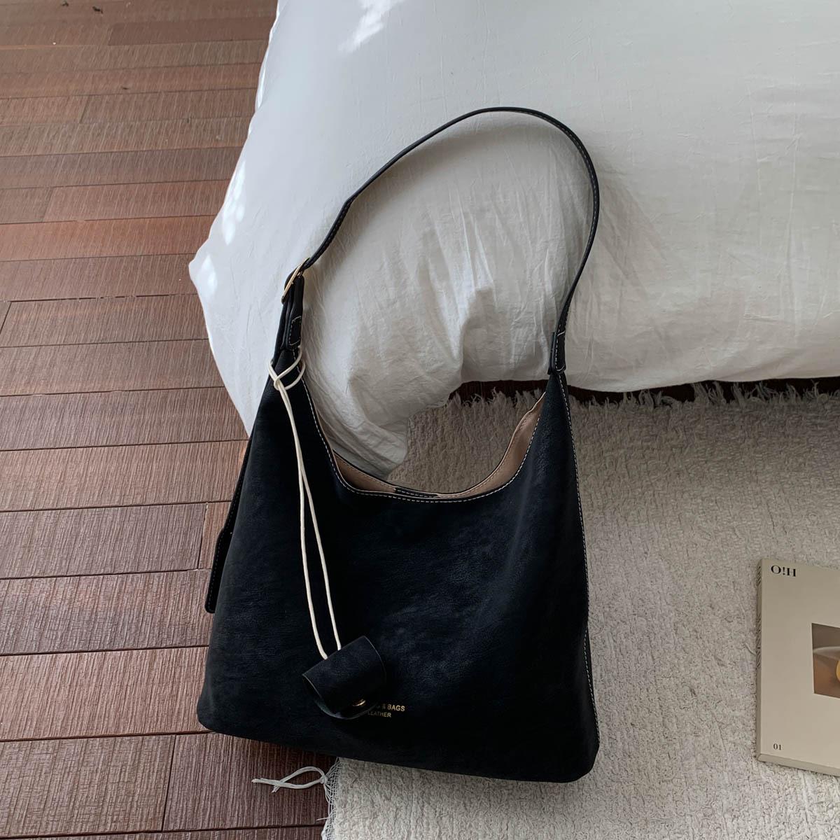 

Korean version autumn and winter large-capacity underarm bag women s 2025 new fashion versatile tote bag commuter shoulder messenger bag эбеновый