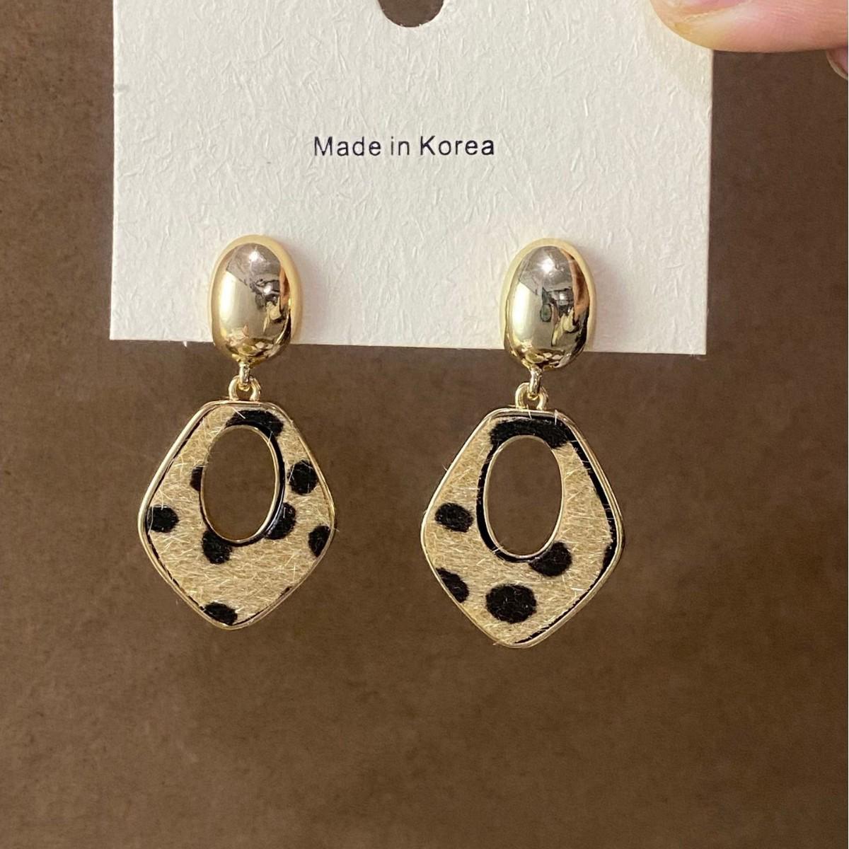 Light Luxury French Retro Leopard Geometric Hollow-out Stud Earrings for Women