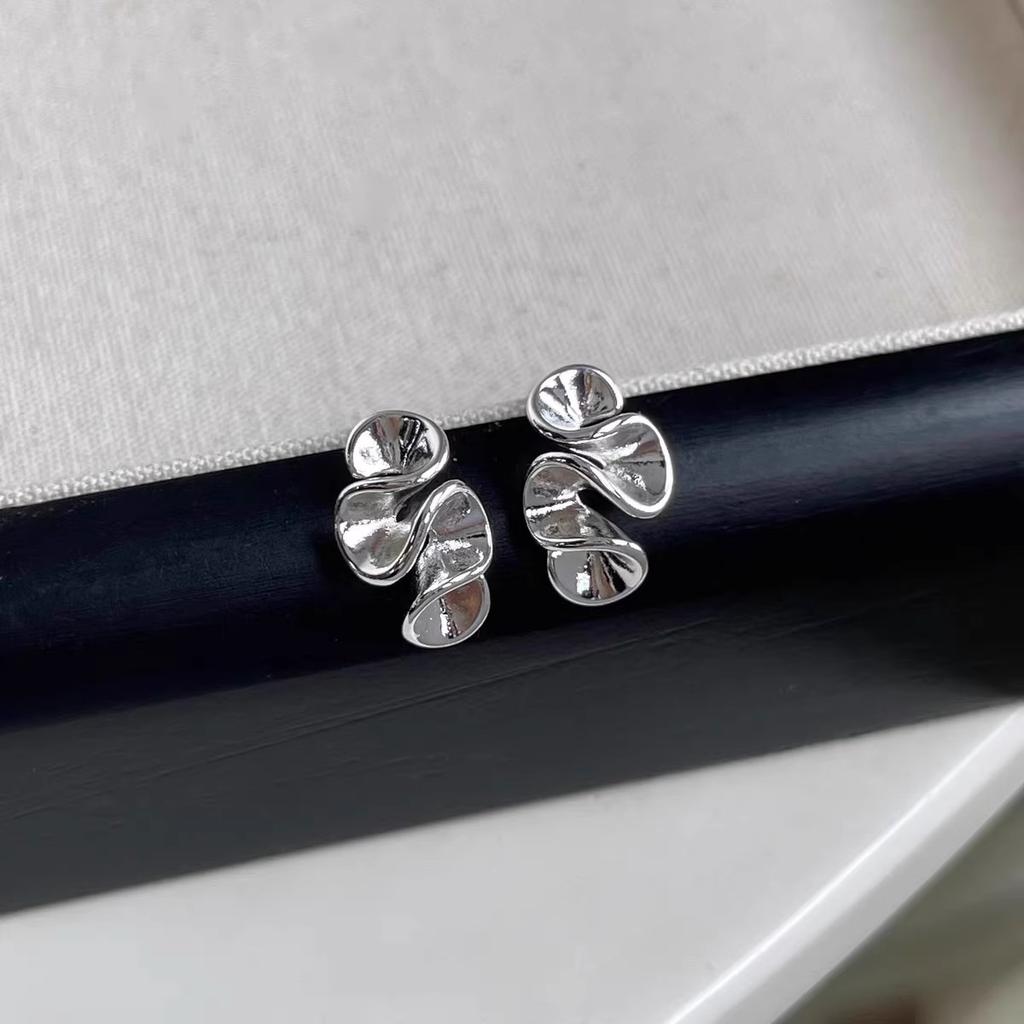 Design Irregular Earrings Female Light Luxury Vintage Personalized Minimalist Ladies Accessories Elegant Jewelry Cold Earrings Daily Earrings