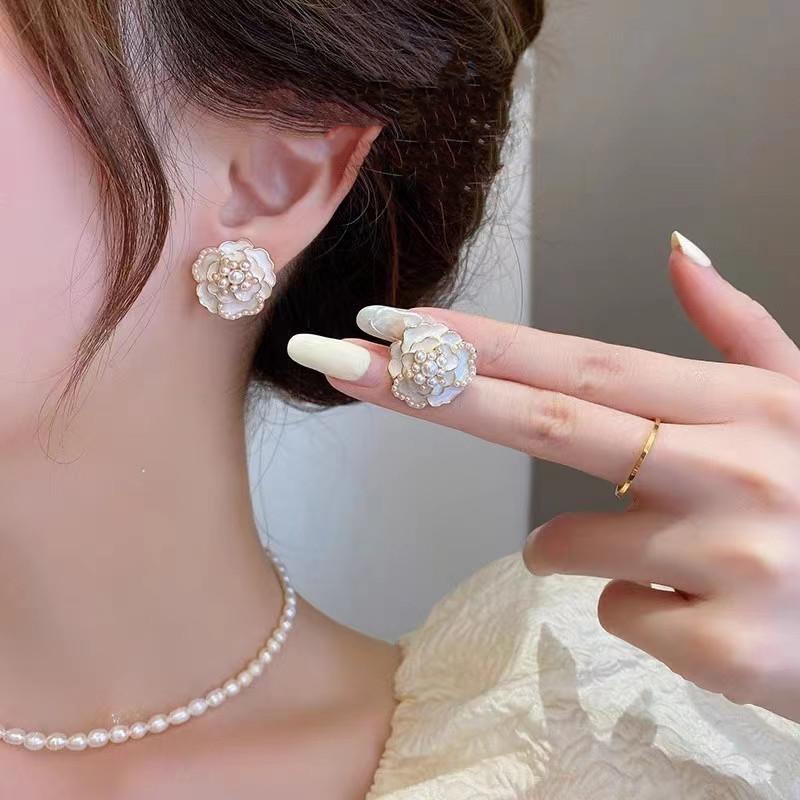 JMXD Französische Perlen Kamelienblüten Ohrstecker Leichter Luxus Grüner Tee Thema Einzigartig Elegant für Damen Modischer Schmuck