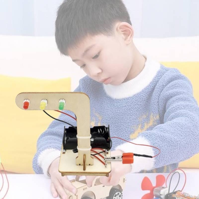 Educational Traffic Signal Light Diy Toy Kit For Kids Wooden Material Customizable Stem Science Experiment