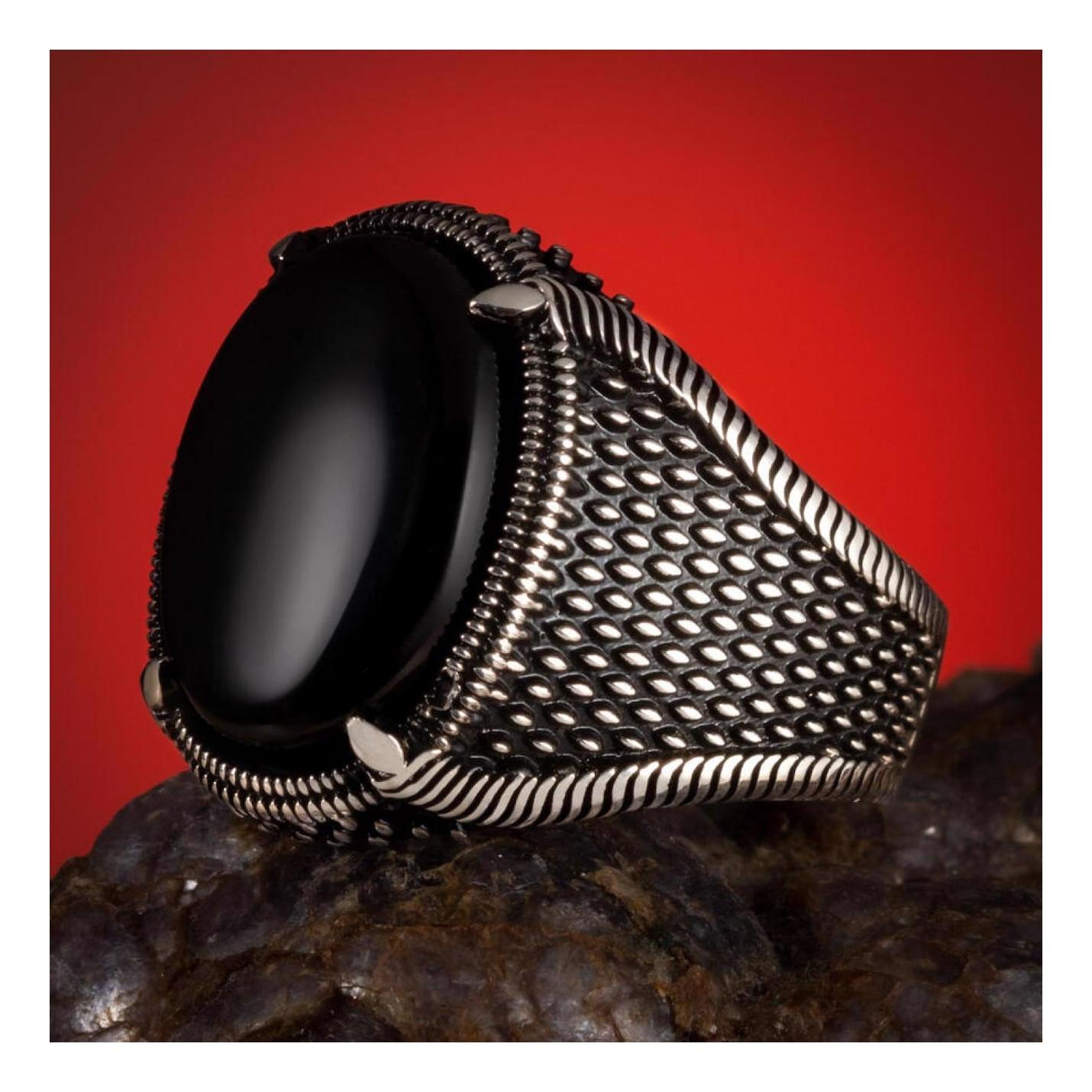

Серебряное мужское кольцо овального дизайна в горошек с черным ониксом