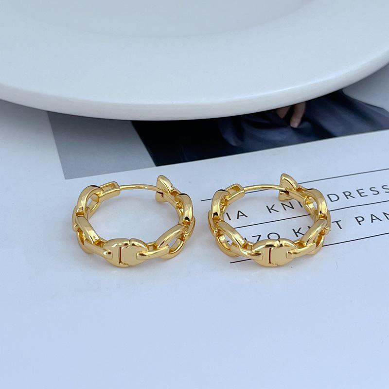 Elegant Minimalist Metal Ear Cuff Earrings with Openwork Design