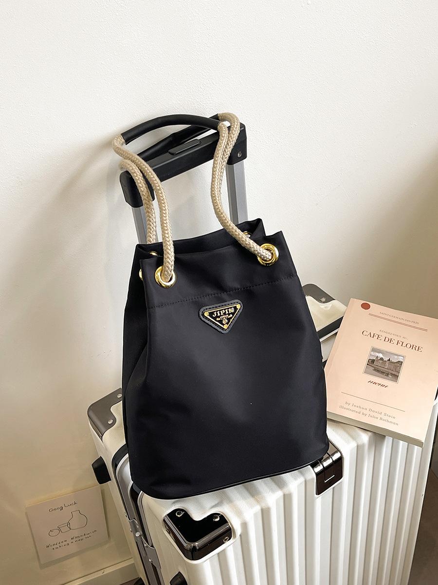 

Универсальная новая треугольная стандартная нейлоновая парусиновая сумка мини нишевая сумка-ведро двойная цепочка кулиска на одно плечо женская чёрный