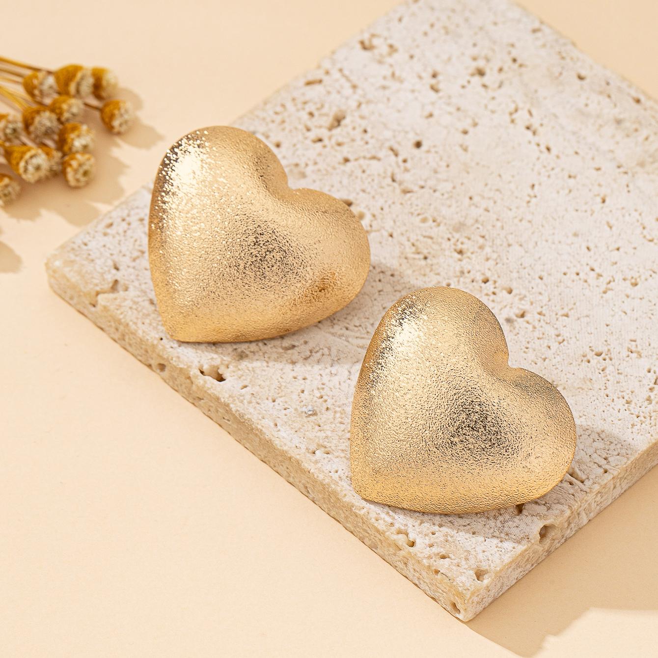 

A Pair of Women s Stud Earrings, Matte Heart-Shaped Vertical Stripe Heart-Shaped Sweet and Simple Earrings, Suitable for Daily Wear and Valenti