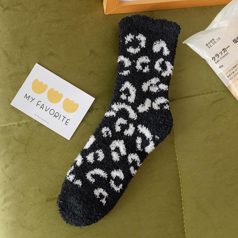 Leopard Print Coral Fleece Mid-calf Socks for Women To Keep Warm and Protect Against The Cold In Autumn and Winter, Bubble-mouth Socks