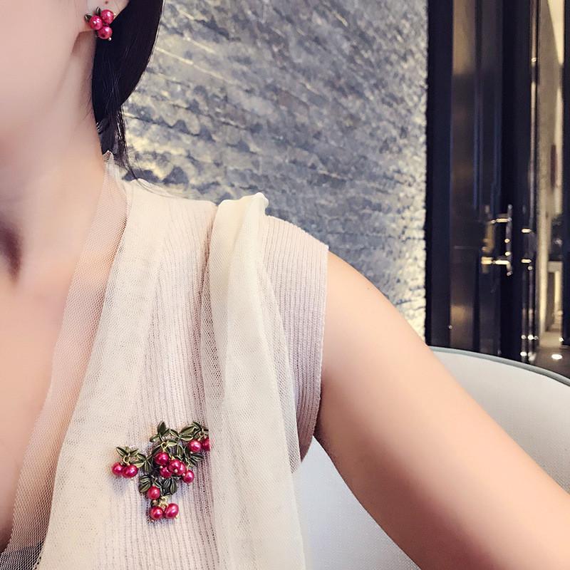 Retro Green Cranberry Brooch With Alloy Leaf Decoration For Women And Men