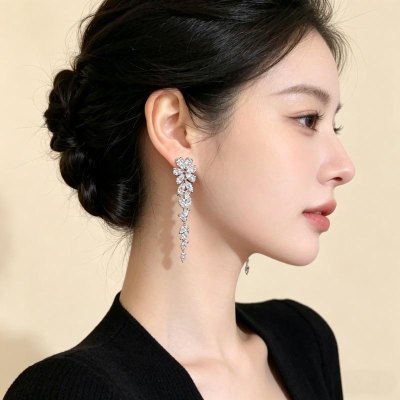 New Fashion High-end Long Fringed Earrings Women's Exquisite Personality Light Luxury Banquet Earrings Versatile Temperament Earrings