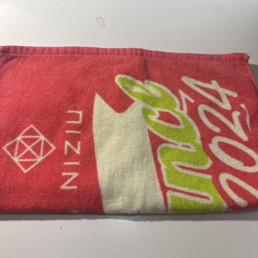 

[Б/У] NiziU против. Миссис. Мерч Ban Performance