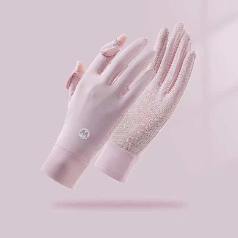 Sunscreen gloves protect against UV rays in summer