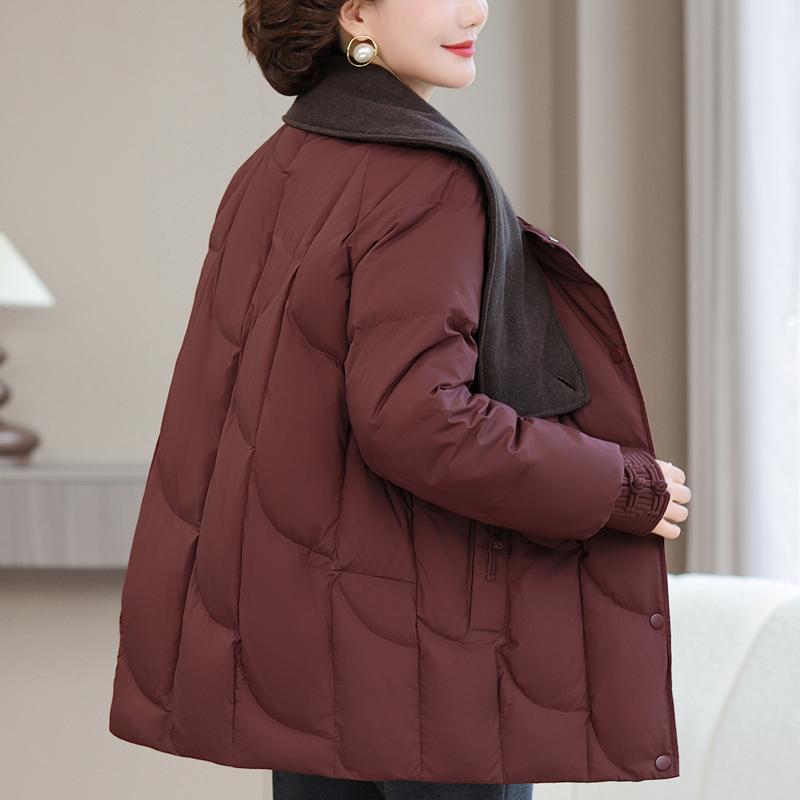 Nadměrná velikost XL-6XL Dámská krátká prošívaná bunda středního věku Zimní svrchní oděv s kapucí Elegantní výšivka Hřejivé péřové kabáty