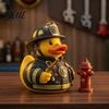 Canard Miniature Uniformisé Figurine Pompier Ornement de Bureau en Résine Durable Ornement Créatif en Caoutchouc Pompier Statue Jaune pour Tableau de Bord de Voiture