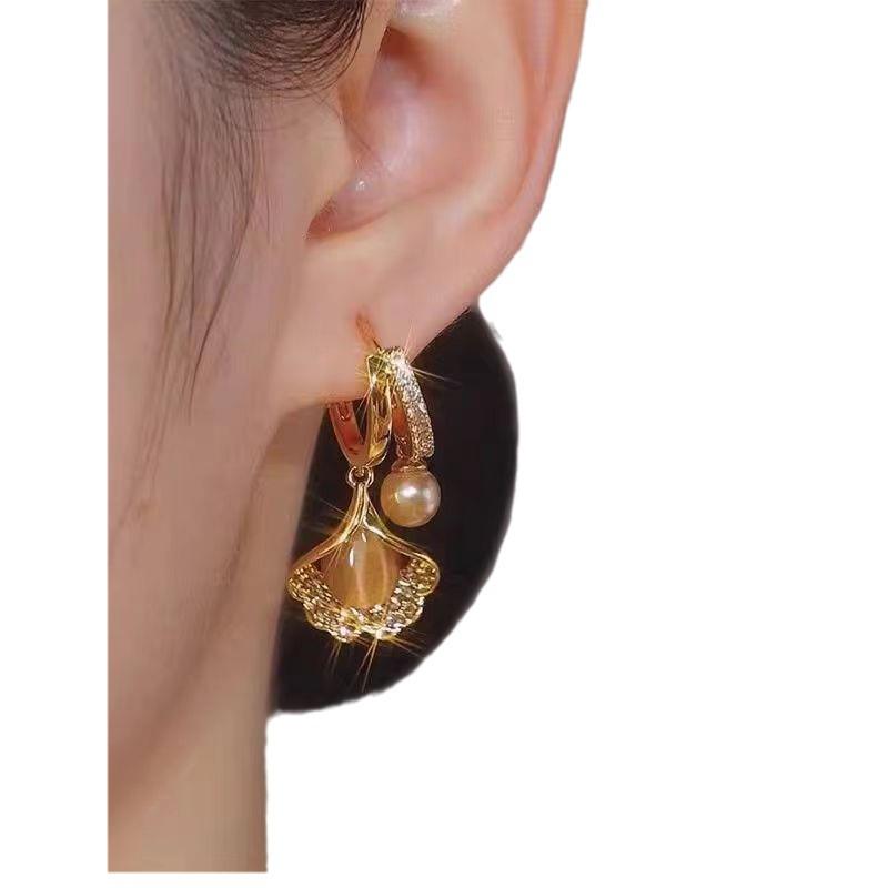 Ginkgo Leaf Pearl Ear Cuffs: Vintage-Inspired, Versatile Earrings for Sophisticated Style
