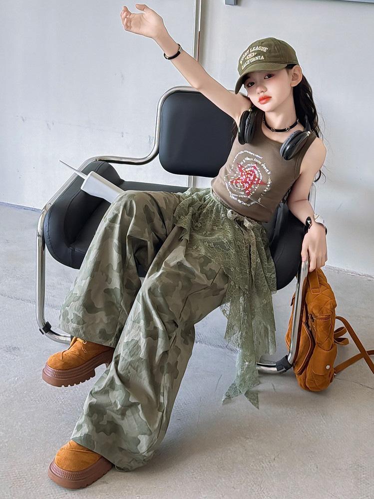 Dívčí americký styl: Vesta a široké kalhoty s maskáčovým vzorem - Trendy letní outfit pro street dance s krajkovým přehozem.